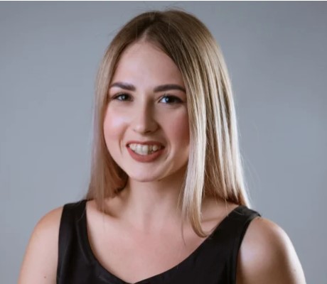 women posing with a crooked teeth